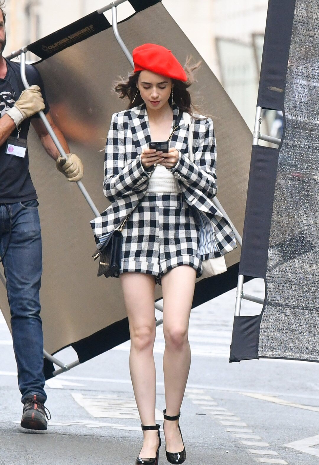 莉莉柯林斯够惊艳,戴红色贝雷帽美得一绝,秀美腿也吸睛