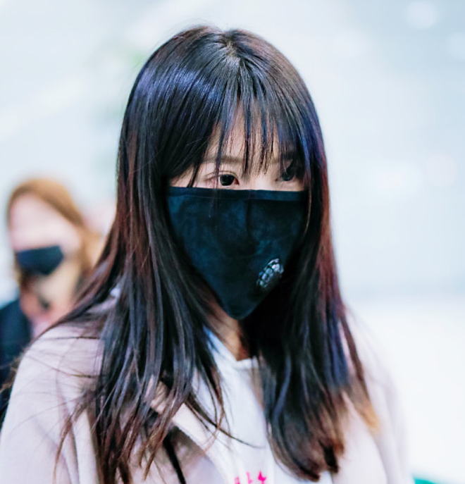 李艺彤刘海口罩遮脸"无缝衔接",低头不语显乖巧可人