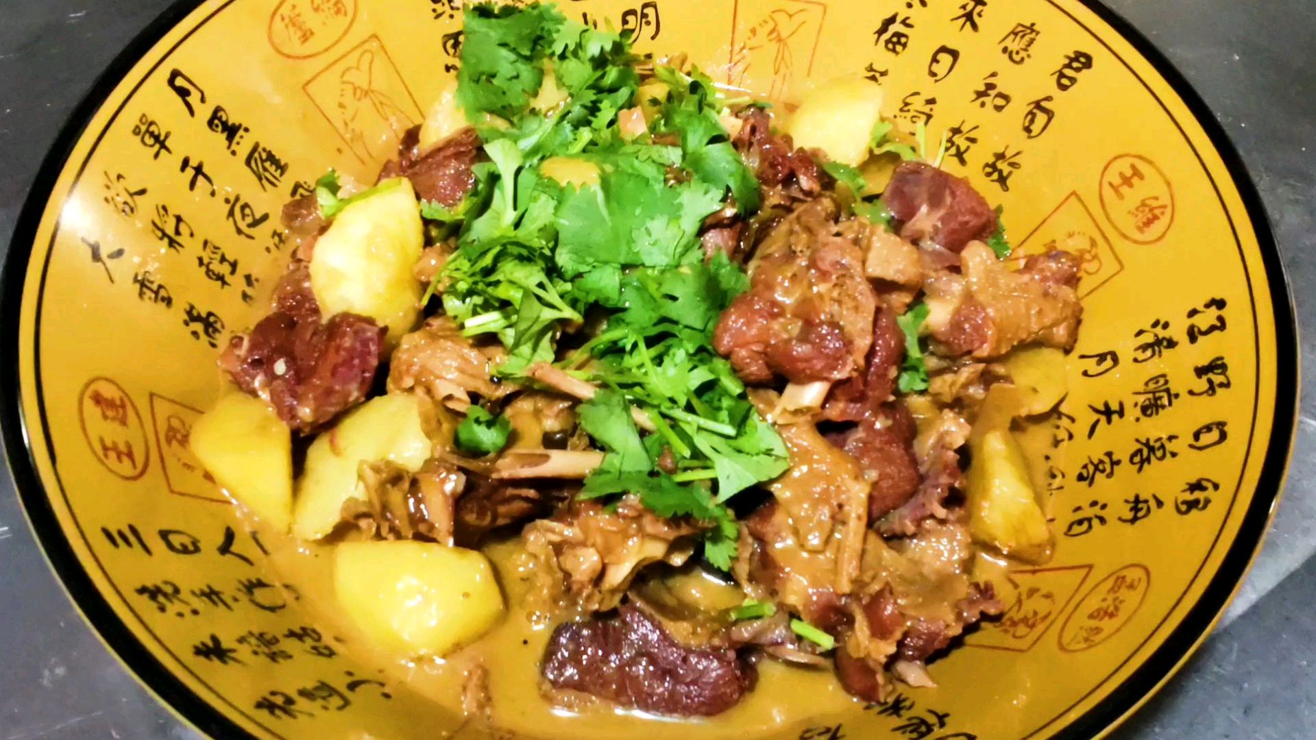 大厨教东北版咸鹅炖土豆,鹅肉软烂,汤汁泡饭,那叫一个香