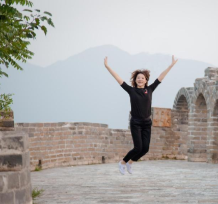 45岁董卿独自攀登长城,笑容灿烂显真实,网友焦点却在真实身高