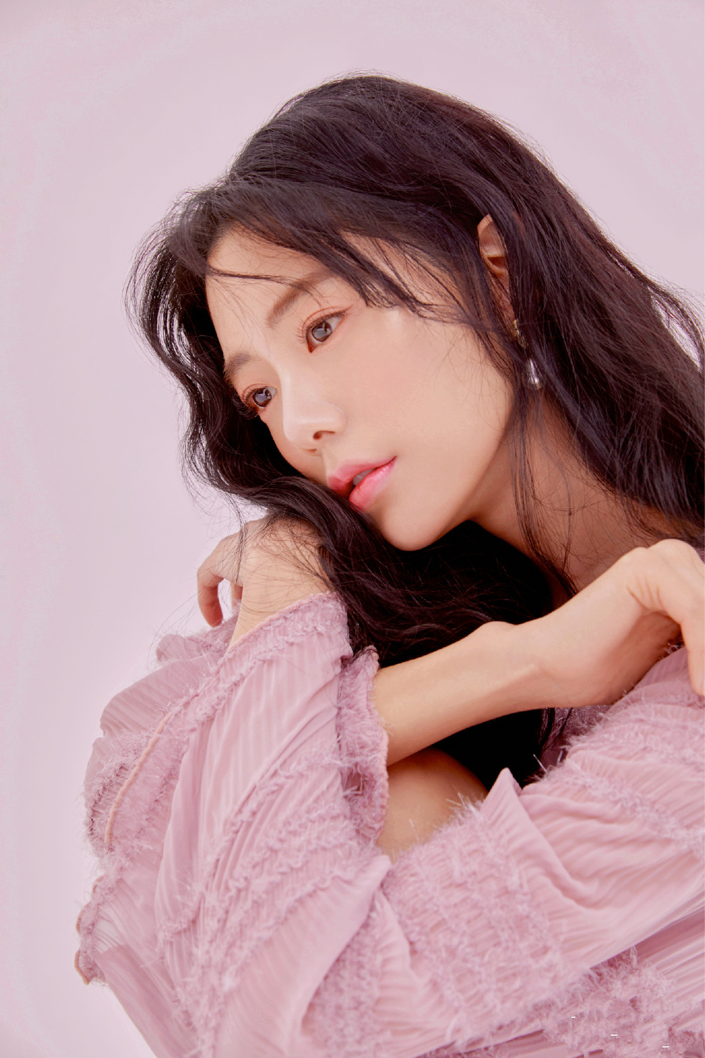 李成敏克拉拉晒美照,微卷秀发,穿一身淡粉色长裙秀丽可人