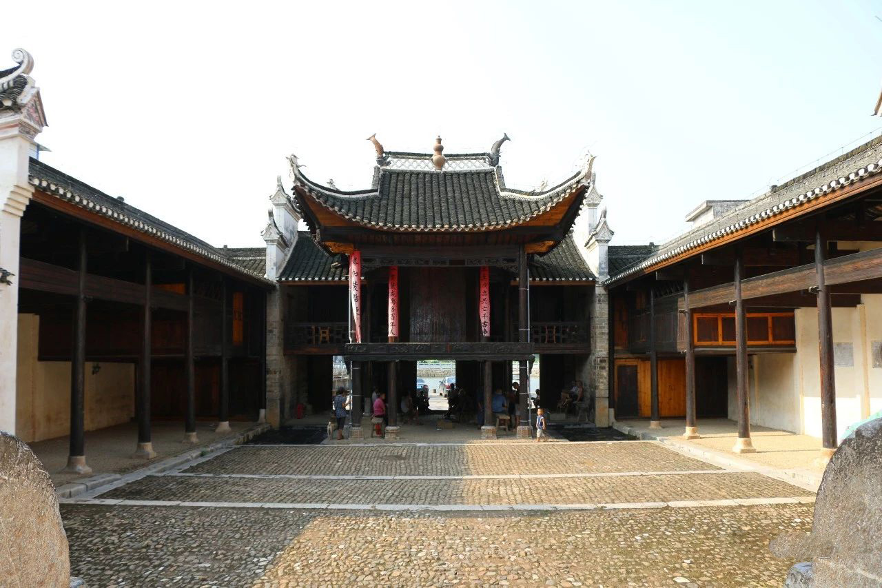 图四 八柱全木结构歇山顶戏台