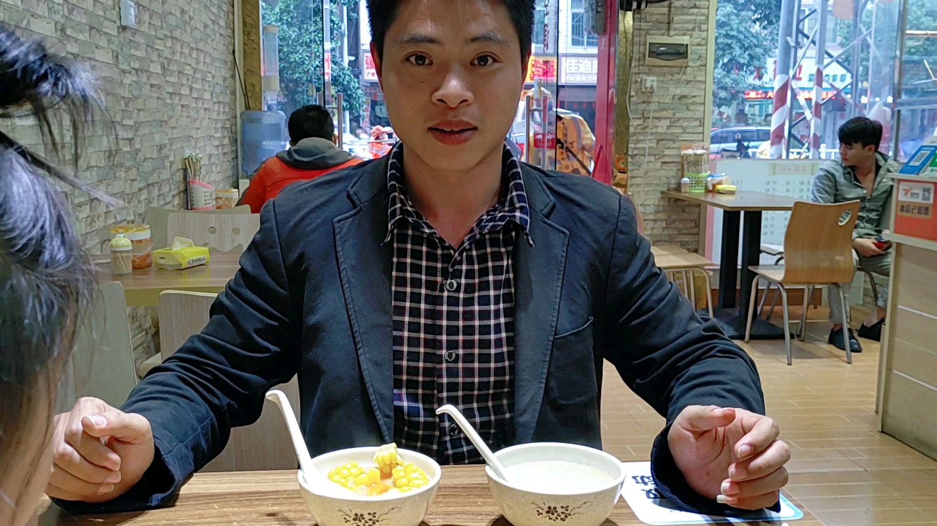 在广西吃源自广东的烧鸭饭,味道不输广东的,甚至感觉用料更足