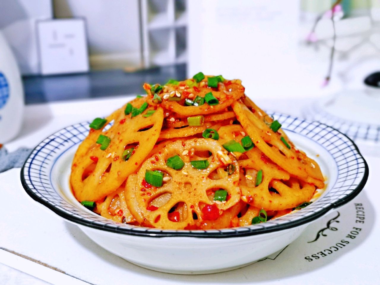 莲藕营养又好吃,夏天吃凉拌莲藕很合适,清脆爽口,香辣过瘾