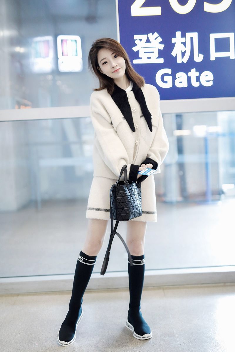 冯提莫甜美穿搭凸显温柔气息,露纤细美腿秀好身材