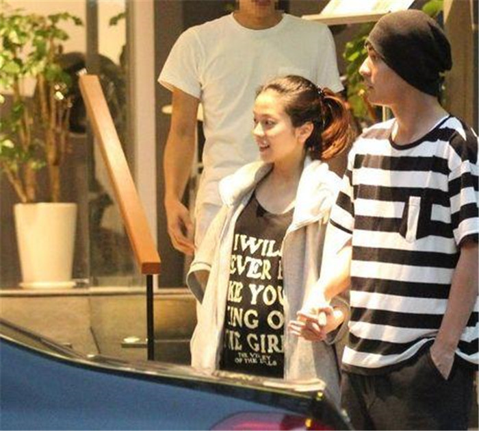 周渝民结婚纪念日晒婚纱照,配文看出甜蜜,让网友羡慕不已!