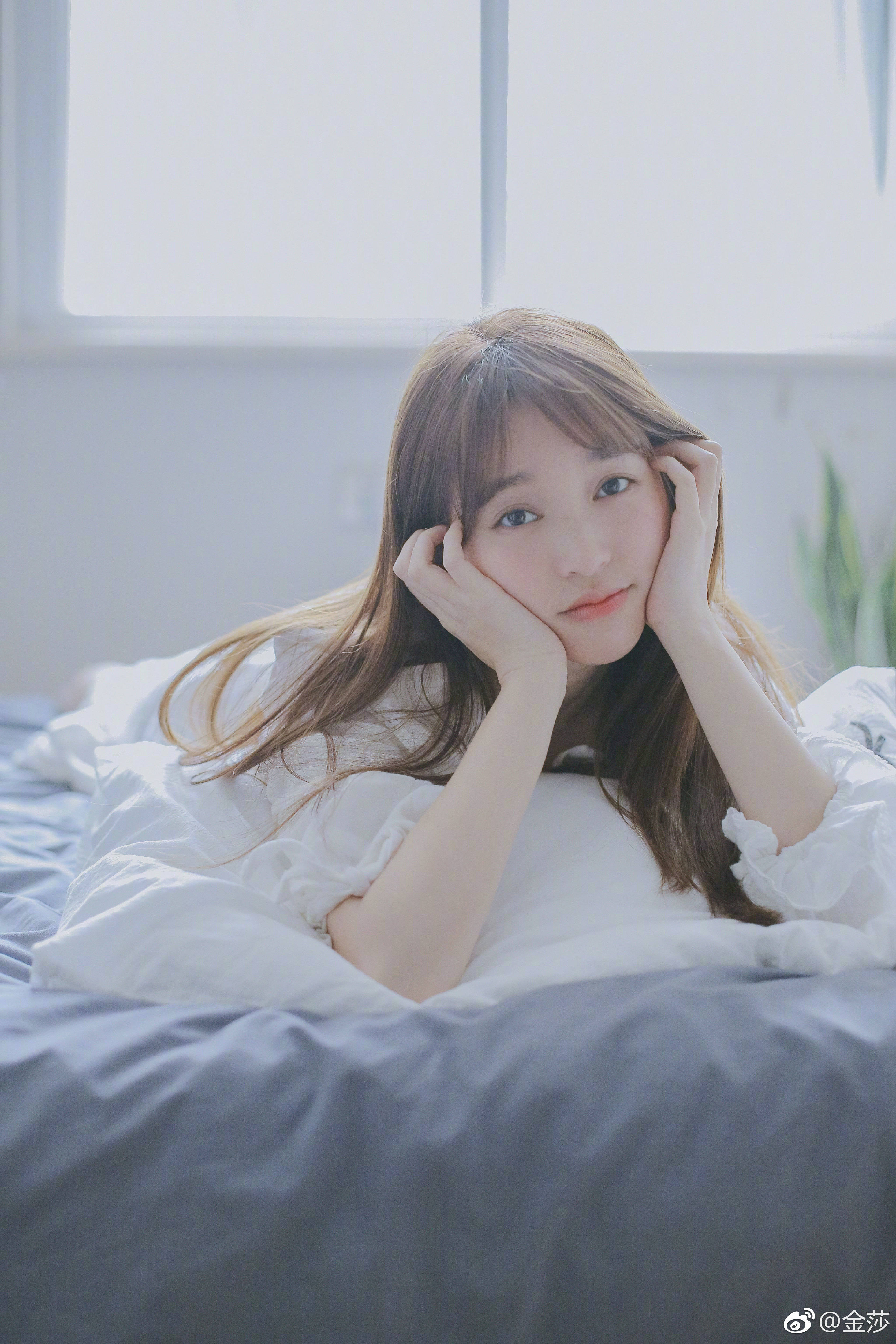 《你和我的倾城时光》插曲演唱者金莎大晒《着迷》清纯写真