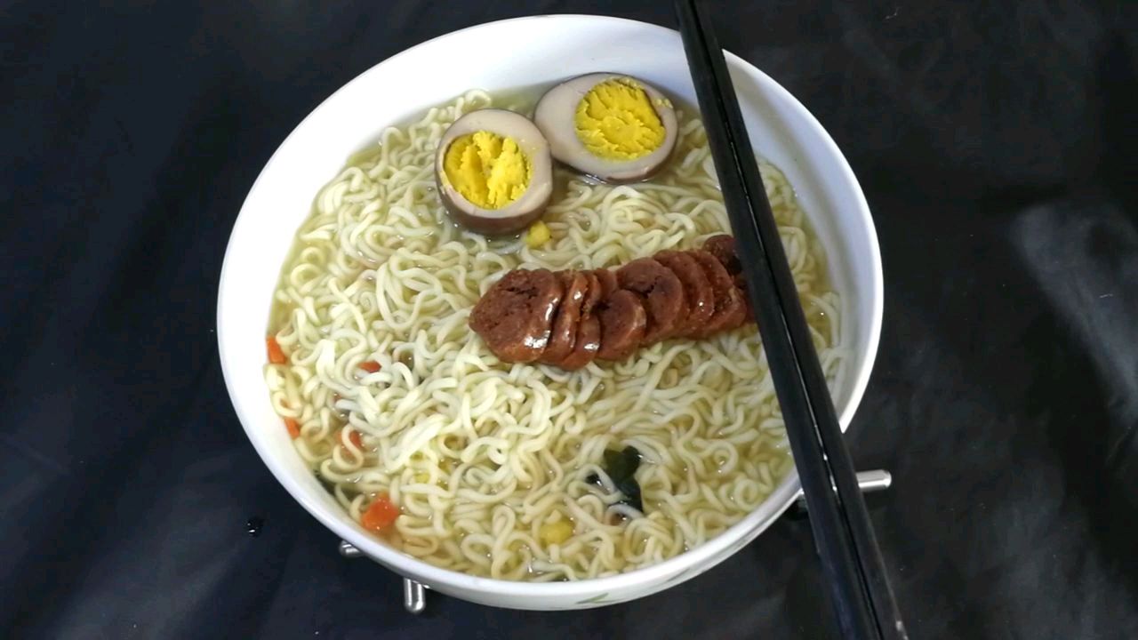 还是吃点鲜虾鱼板面吧