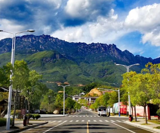 五府山森林公园自然景观丰富,由玉女溪,五指峰,五府岗,天龙谷,圣塘庙