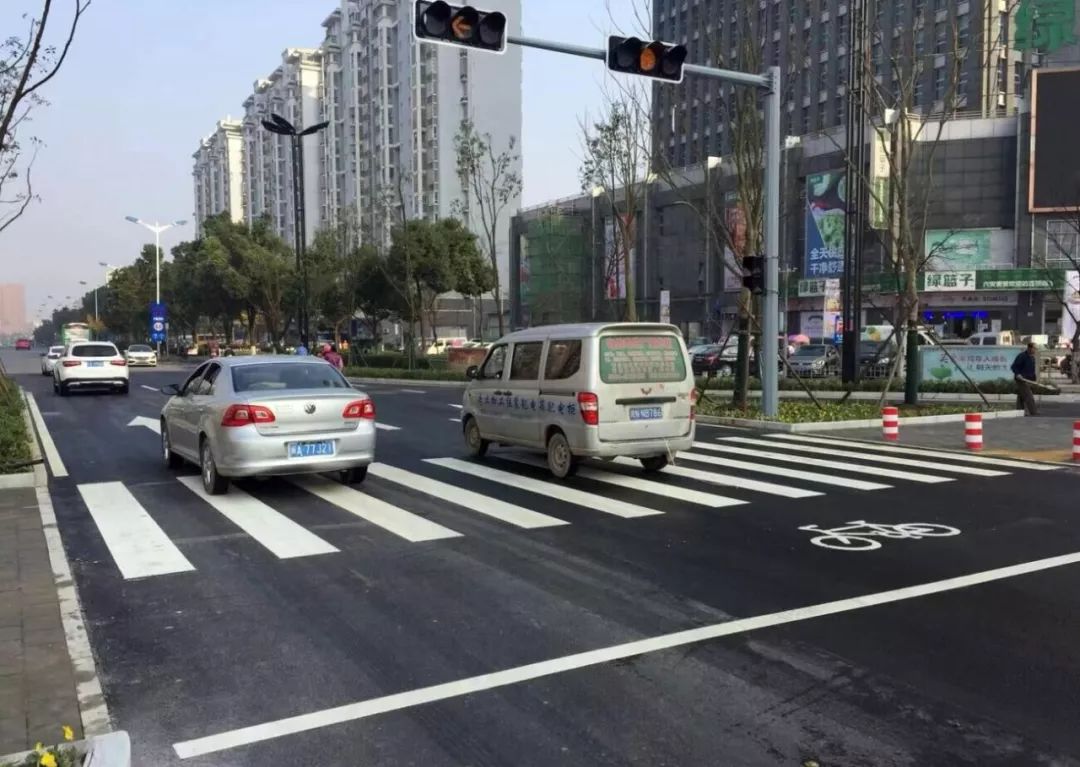 路口改成十字状,皖西大道十字路口区域东西走向道路由原先的6车道改为