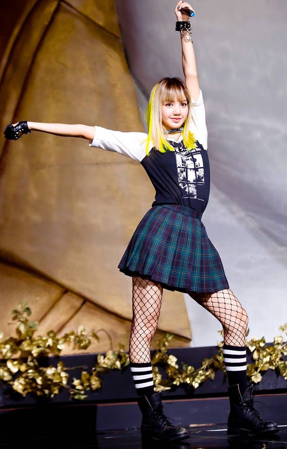 lisa绝美闪耀舞台照大集合 人间芭比青春活力气场全开「组图」