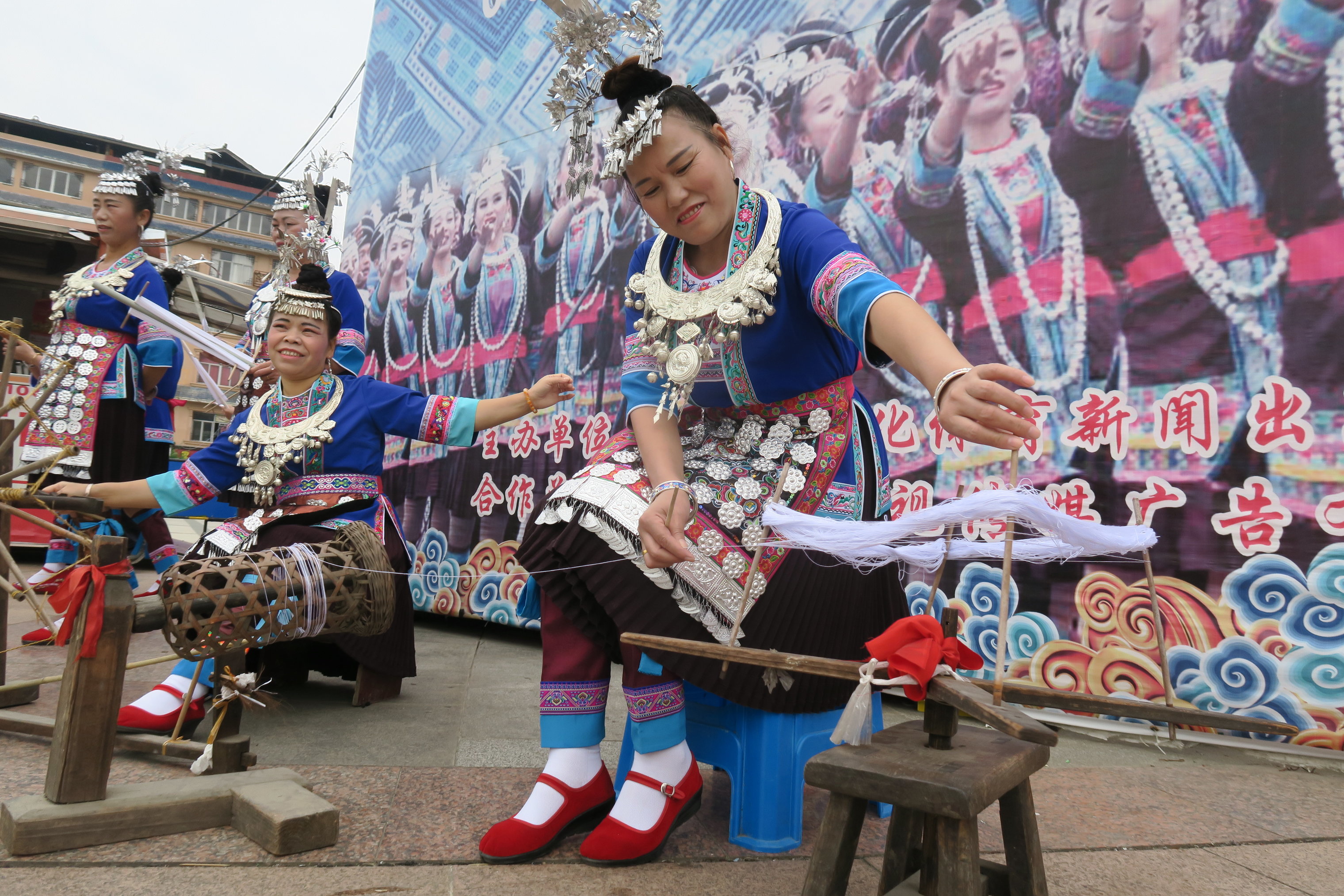 广西三江:侗族歌舞庆国庆,织布机老家什见过吗