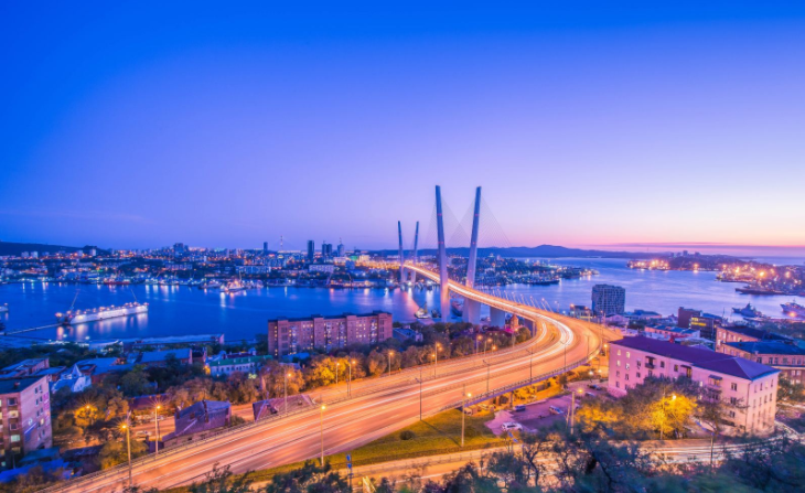 金角湾大桥这是一座主跨737m的斜拉桥,总长1388.09米