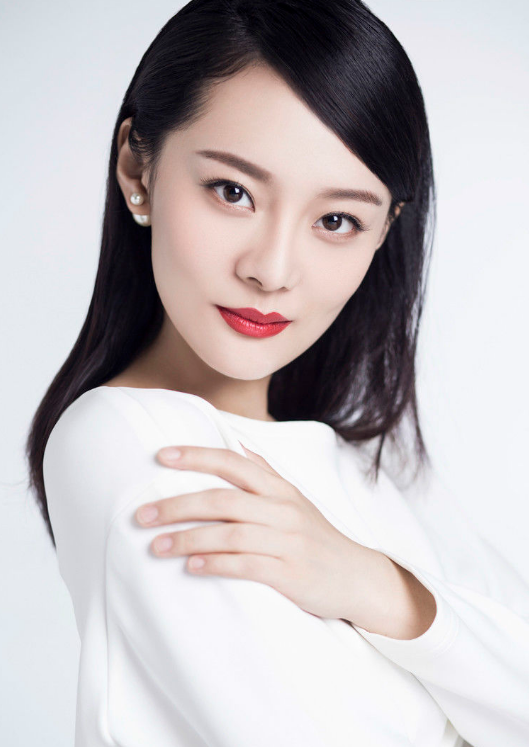 张楚楚:亭亭玉立,精致动人的五官让人眼前一亮!