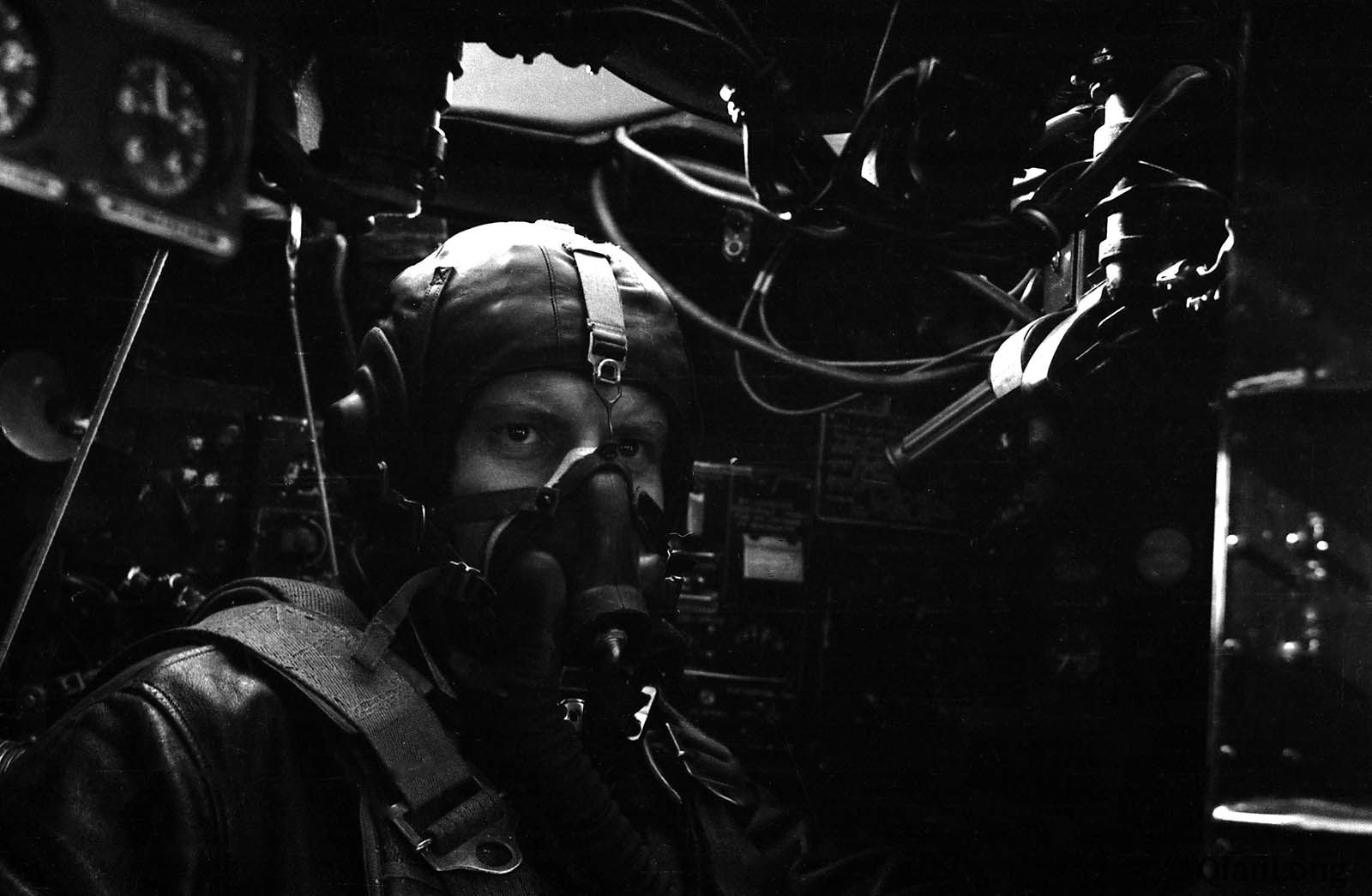 苏联飞行员提前跳伞,战斗机继续飞行,差点引爆大战