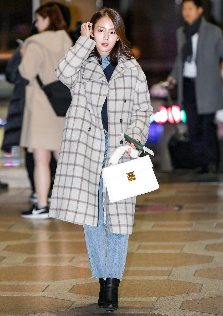 近日,韩胜妍在首尔机场现身,一件经典简约的格纹外套配上休闲的牛仔裤