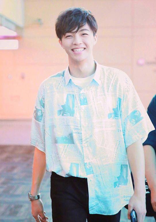 npc男团衬衣统一穿法,陈立农清爽,朱正廷迷人,黄明昊很时尚