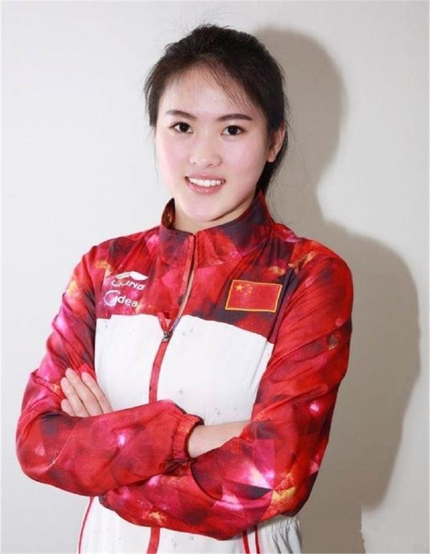她是90后跳水界的新一代女神,多次夺冠因伤病退役,现化身为裁判