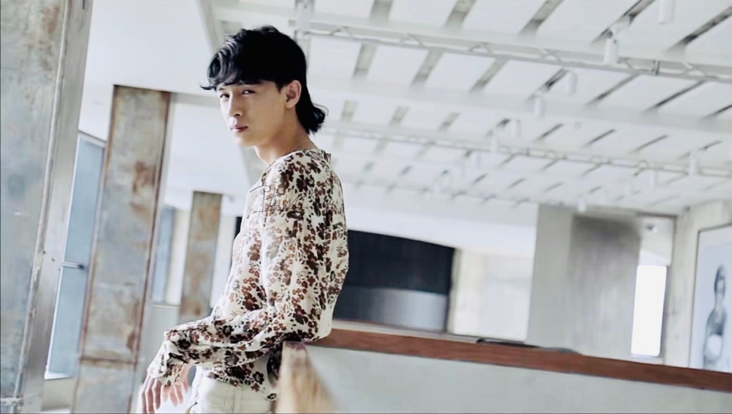 红火的秦霄贤解锁杂志首封,预售销量喜人,小发型挺别致