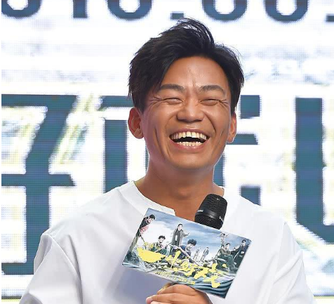 柳岩贴心为好友庆生,大鹏喜笑颜开神似王宝强,蛋糕体现柳岩真情