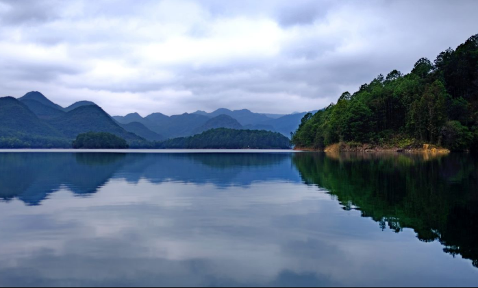 走进摆龙湖,欣赏山水一色的美景