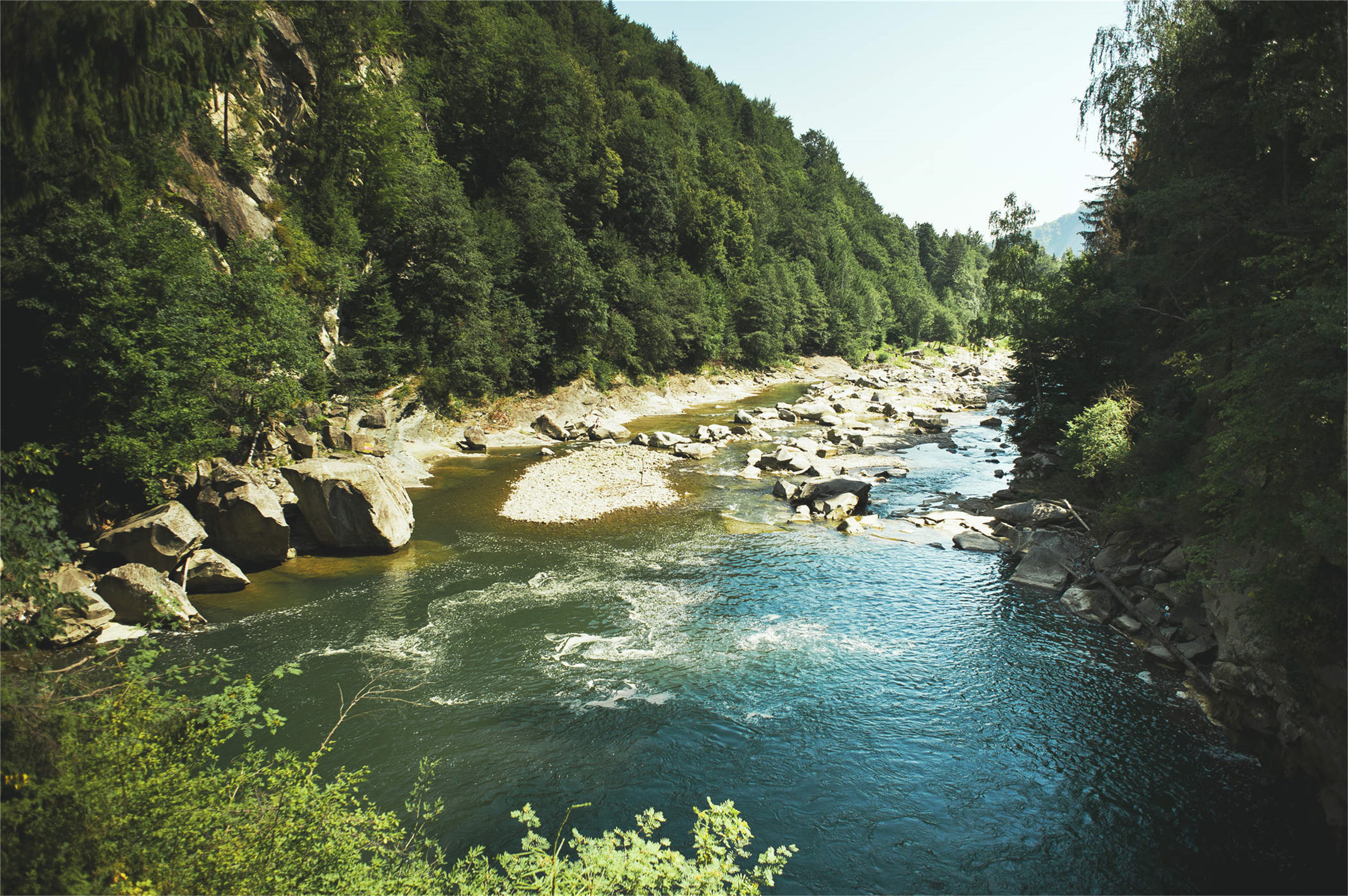 秀美的山川,溢人的山涧和诱人的景点,山中诸峰景色迷人.