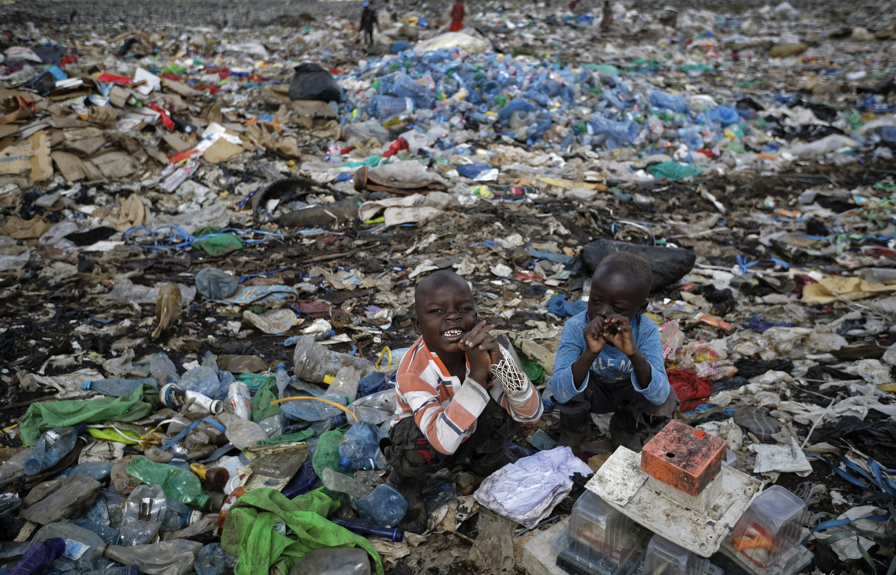 实拍在非洲垃圾填埋场拾荒的贫民 身处环境令人触目惊心