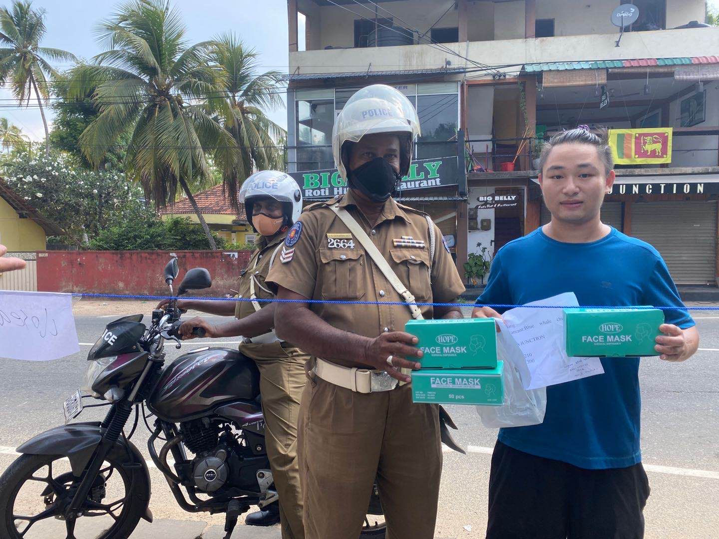 斯里兰卡警察为旅斯中国同胞接力传递口罩