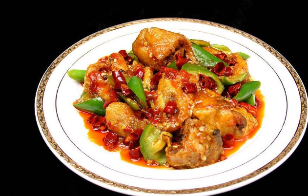 一道美味的川菜,香辣无比的麻辣鳕鱼你喜欢吗,明黄的颜色让你回味无穷