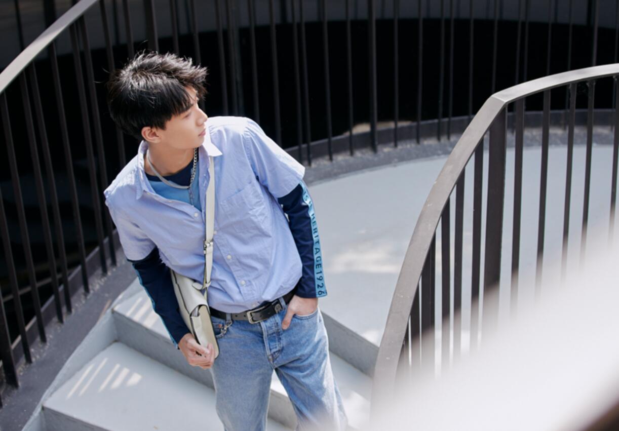 任宥纶夏日街拍曝光 清新时尚感十足