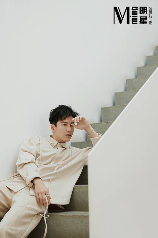 王冠逸时尚大片曝光 炫酷搭配掀起今夏时尚风潮