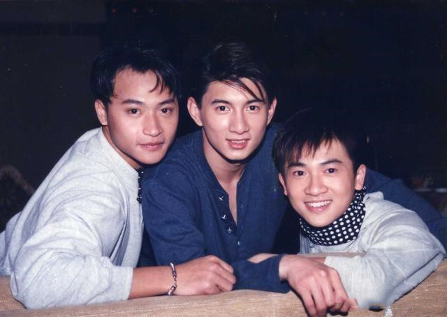 陈志朋t台走秀肚腩抢眼,本人回应恨天高长靴,身高不够鞋来凑