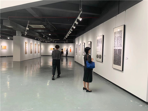 李晴绘画展亮相深圳大学美术馆:所有绘画都是我人生的写照