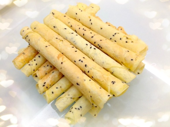 原来做鸡蛋卷只需要一口平底锅就能搞定,做法简单,酥的掉渣