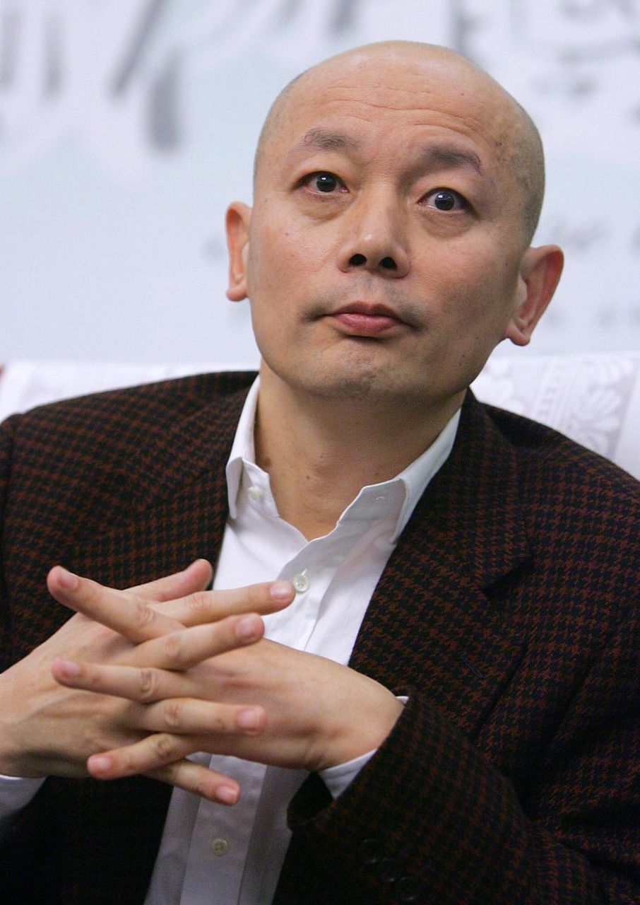 葛优躺的姿势源于葛优在电视剧《我爱我家》中的经典表演,因其独痰哪