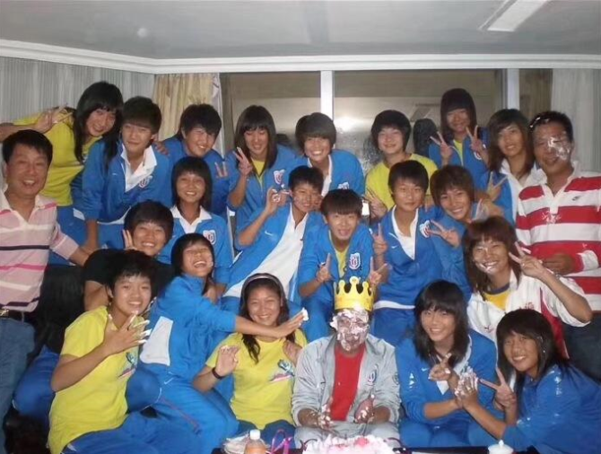 东体:已故青训教练鲍国明生前患重病,靠药物指导训练