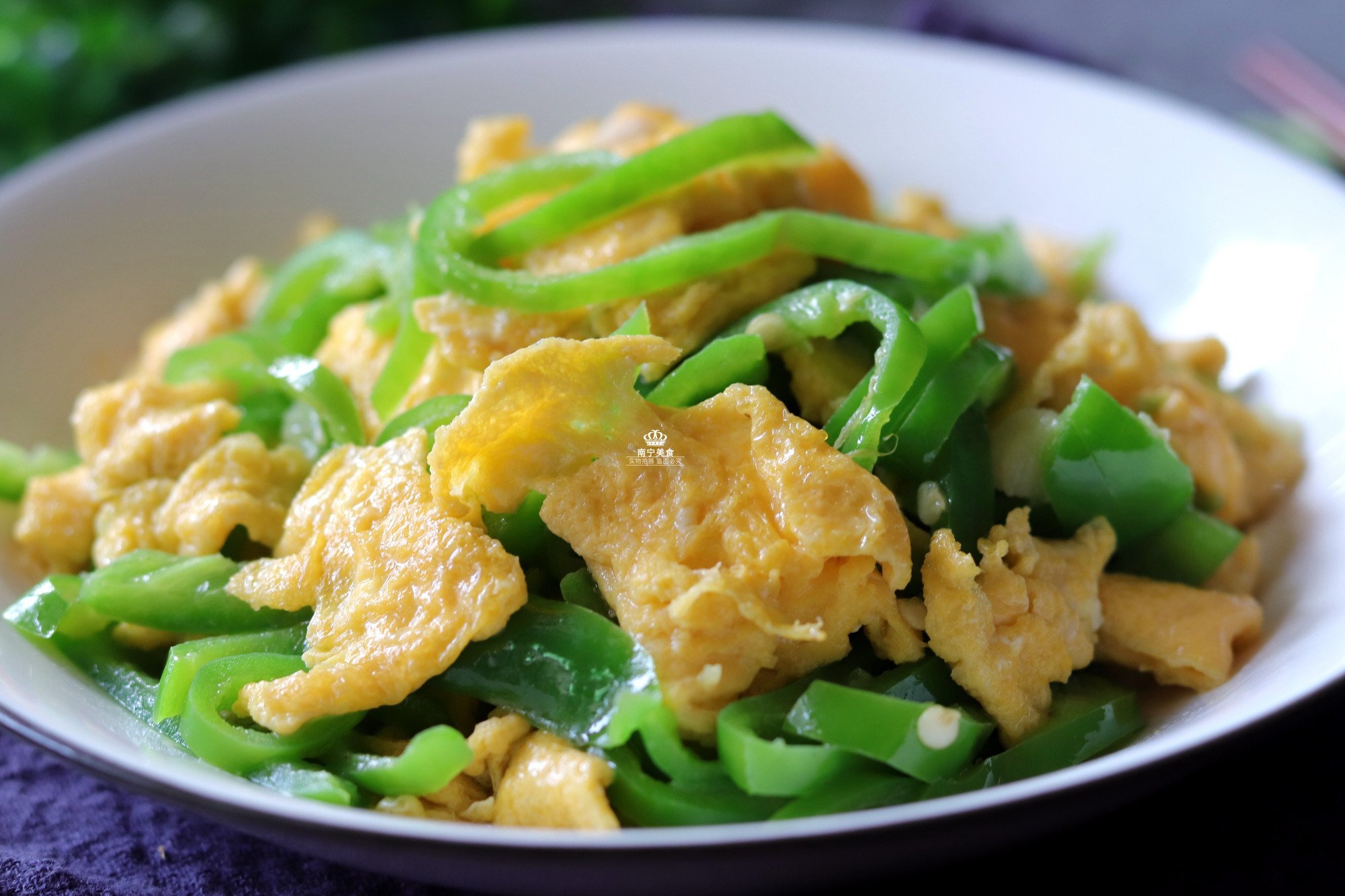 青椒炒鸡蛋时,很多人第一步就错了,难怪不好吃,教你正确做法