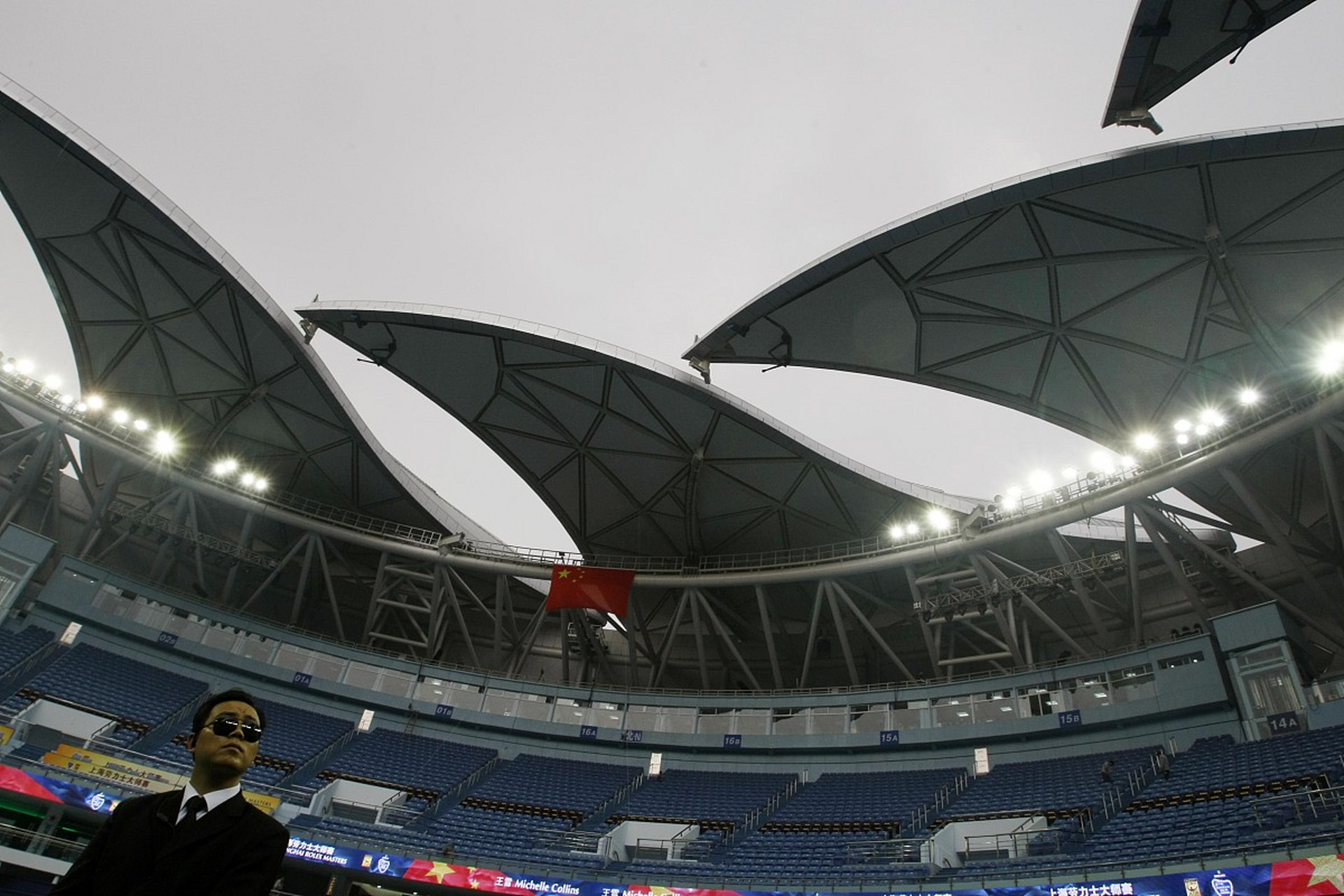 泉州海峡体育馆屋顶被台风掀翻# 台风"杜苏芮"登陆福建 泉州海峡体 