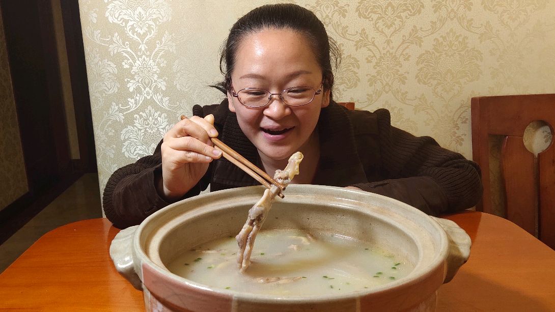 苦皎鸭掌汤的正确做法！关键是多这1步，使汤浓奶白、鲜香丝滑美味
