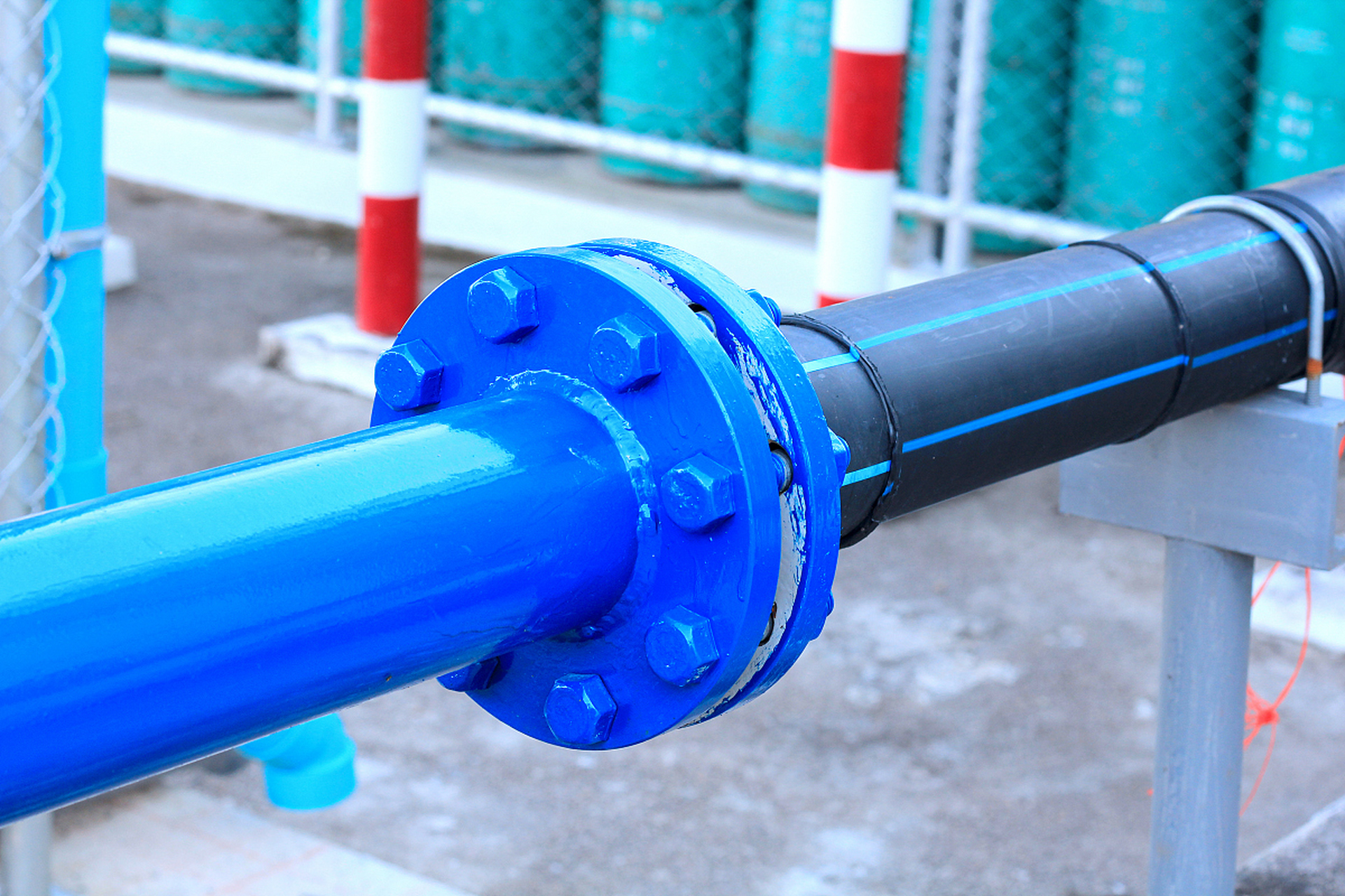 吹灰器的阀门侧面装设空气阀的目的,主要是为了防止锅炉中具有腐蚀性