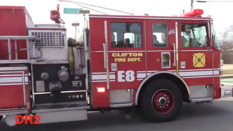 美国新泽西州大型消防车出警 使用的空气喇叭非常震撼 好看视频