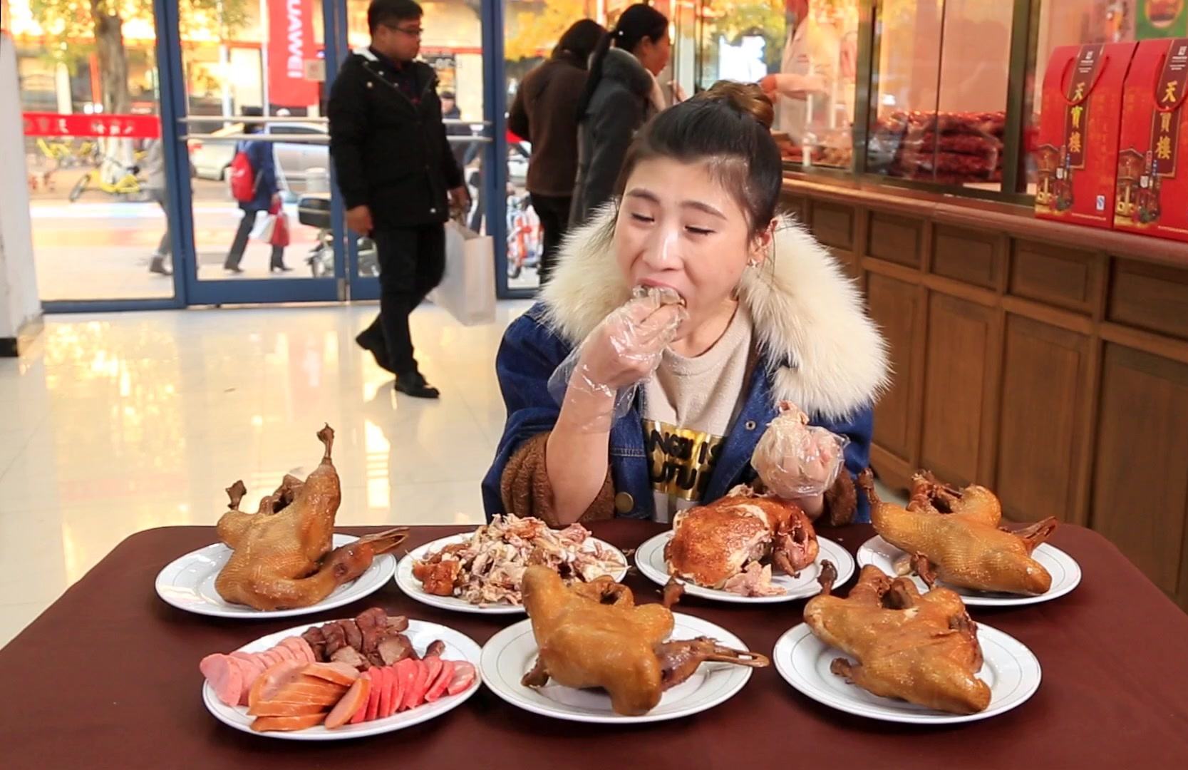 中国最有名的大胃王,朵一7分钟吃15桶火鸡面,她饭量比男人还大