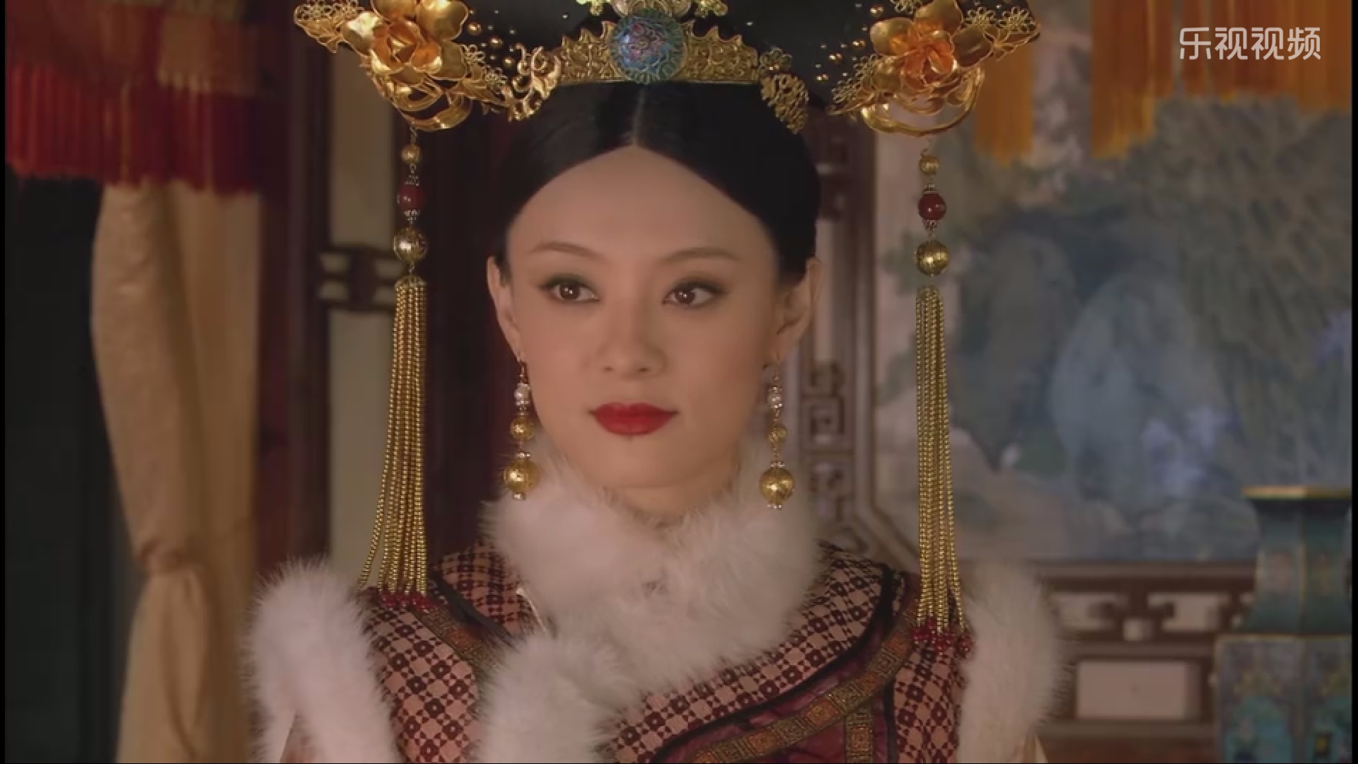 甄嬛传:甄嬛晋封贵妃时,为何要穿黑色披风来接旨?皇后最没脸