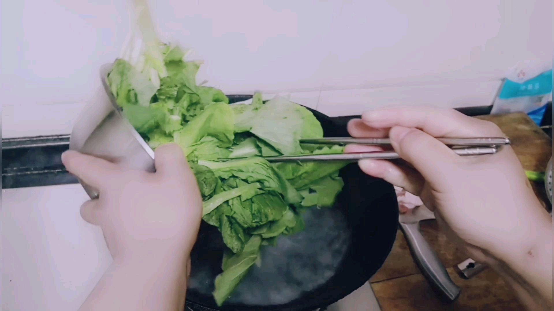 小白菜炒粉条怎样做才好吃?刘姐教你一招,经济实惠,好吃又美味