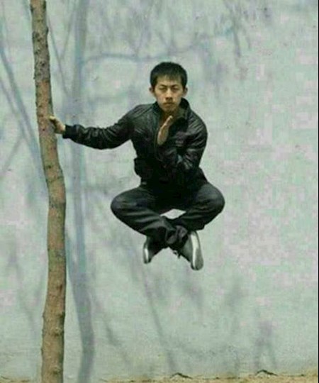 搞笑gif图:小伙你是武林高手吗?单手竟能将自己撑起来!厉害