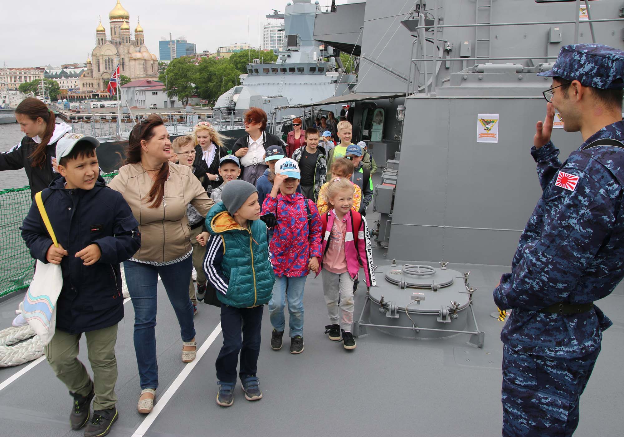 日本涼波號驅逐艦訪問俄羅斯 雙方軍人拔河遊戲