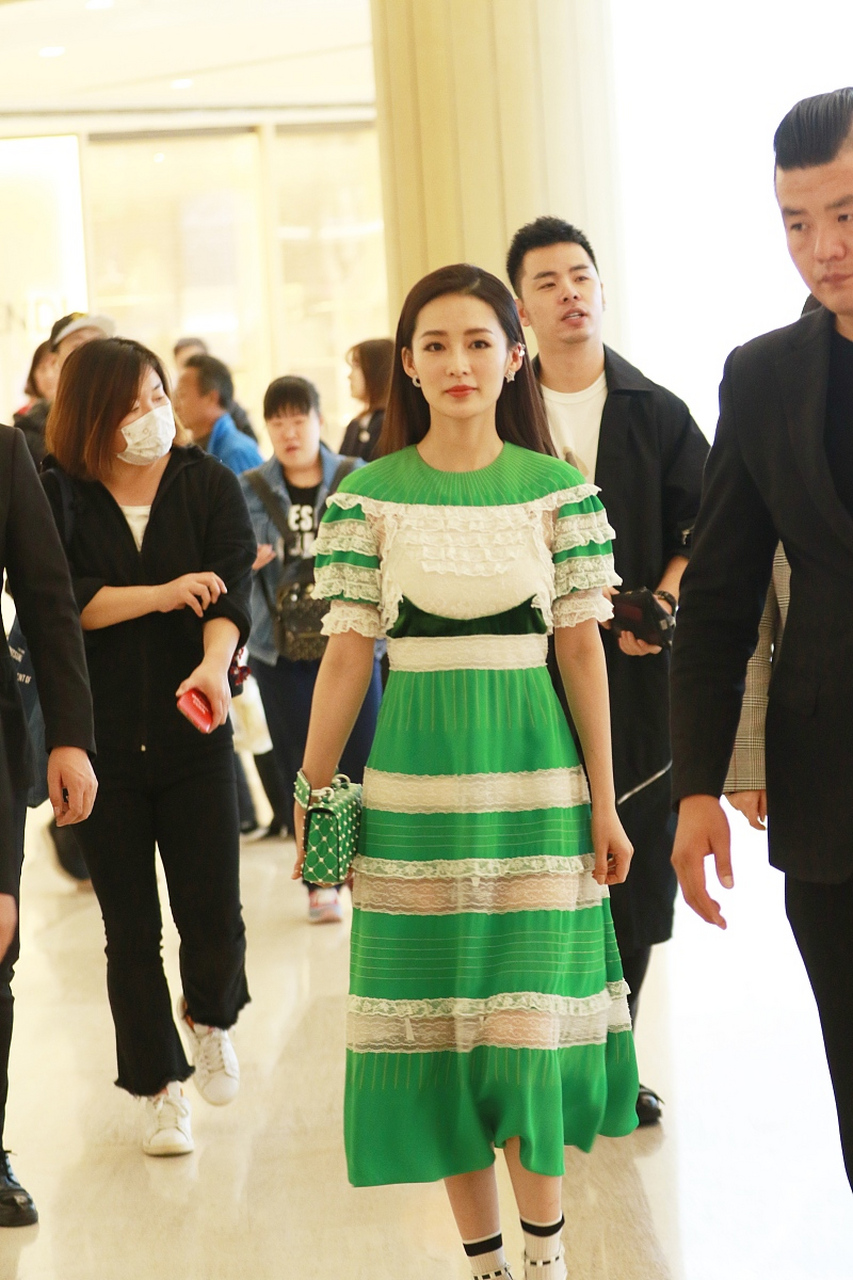 目前这两部戏都报名了白玉兰,这对李沁而言,等同于里外都不亏,不管是