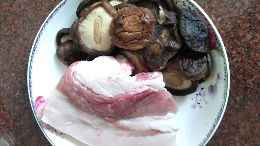 五花肉跟香菇,潮汕人是这样做的,香气四溢,汤汁拌饭更香