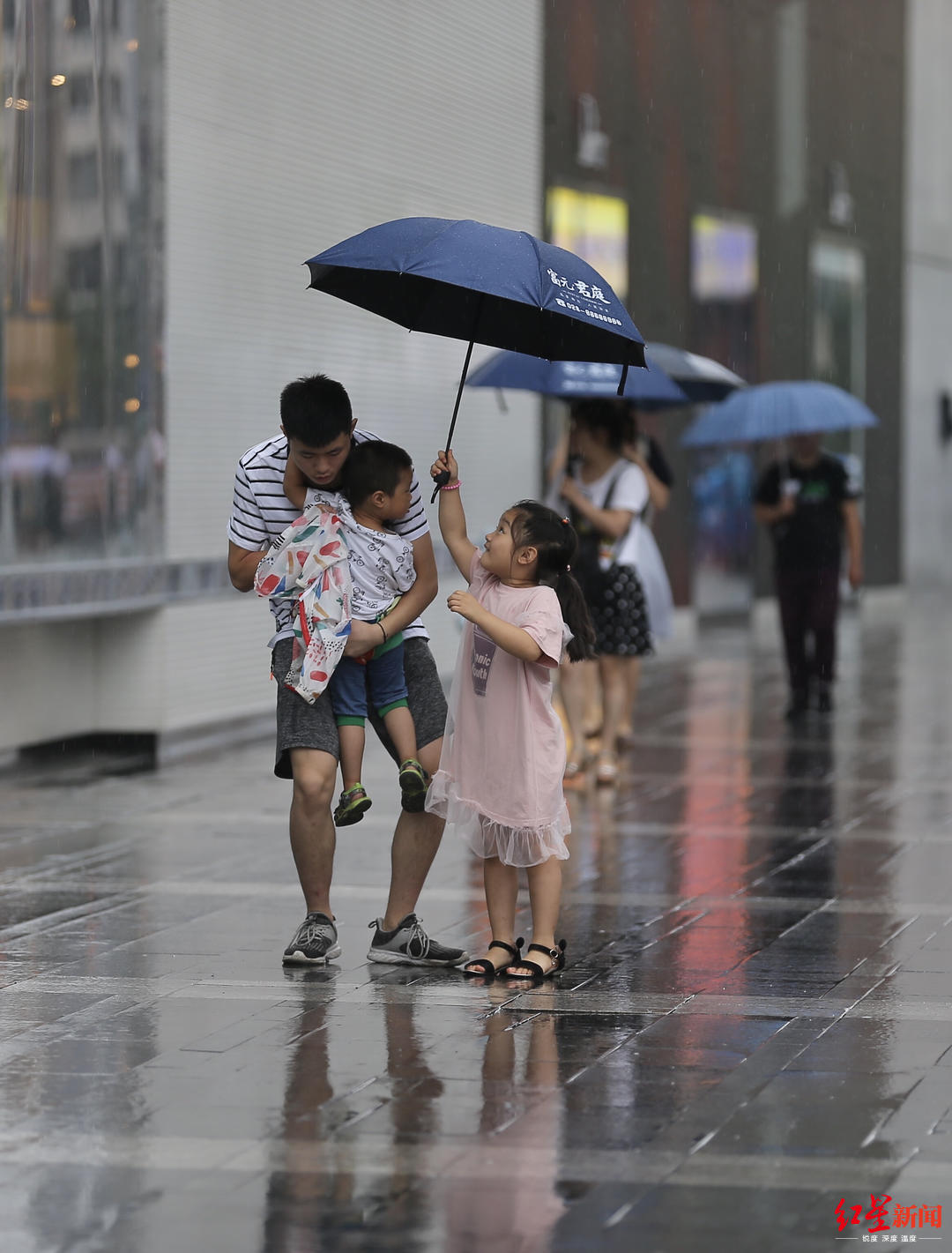 图集丨下雨天,有一种温情叫:我为你撑伞