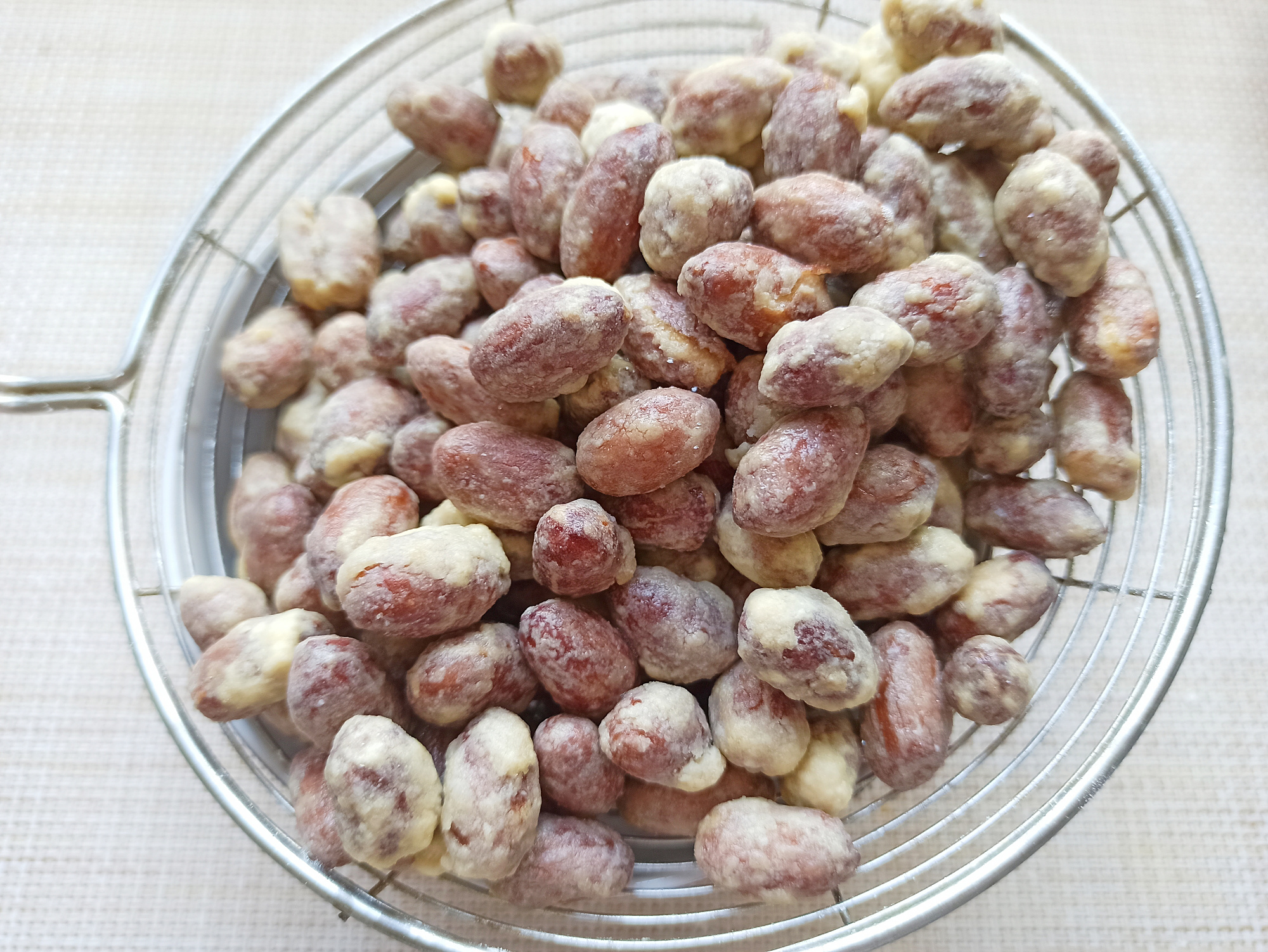 挂霜花生米的正宗做法,糖霜不脱落,酥脆好吃,看完敢保你零失败